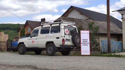 Медики Червоного Хреста надають допомогу переселенцям Медики Червоного Хреста надають допомогу переселенцям