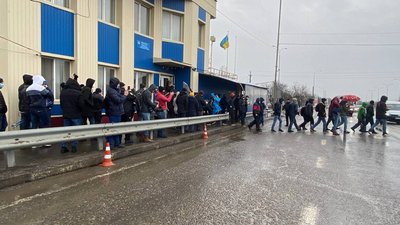 Моряки перекрили рух на трасі Одеса-Київ через корупцію Моряки перекрили рух на трасі Одеса-Київ через корупцію
