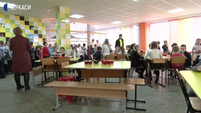 У одній з черкаських шкіл учні самі вибирають чим обідати У одній з черкаських шкіл учні самі вибирають чим обідати