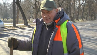 "Краще мести сміття, ніж розвалини": як працюють луцькі двірники під звуки сирени