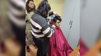 Переселенцям зробили нові стрижки