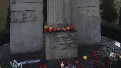 У Вінниці вшанували пам'ять жертв Голодомору У Вінниці вшанували пам'ять жертв Голодомору
