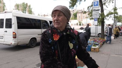 У Дніпрі напереродні поминальних днів торгують штучними квітами. Що кажуть продавці та про яку небезпеку говорить еколог У Дніпрі напереродні поминальних днів торгують штучними квітами. Що кажуть продавці та про яку небезпеку говорить еколог