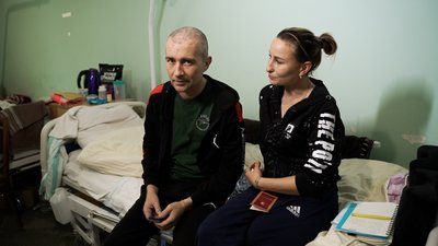 Родина з Миколаєва. Чоловік проходить реабілітацію у Чернігівській лікарні Родина з Миколаєва. Чоловік проходить реабілітацію у Чернігівській лікарні
