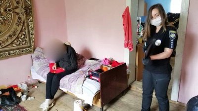 Пиячила і не дбала про сина: на Прикарпатті жінку притягнули до відповідальності