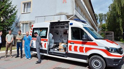 У Чернівцях обласна дитяча лікарня отримала реанімобіль за понад 3 млн грн