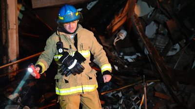 Рятувальник на місці обстрілу в Харкові, 1 жовтня 2025 року