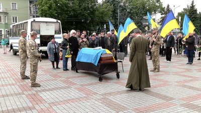 У Рівному попрощались із 40-річним бійцем Юрієм Лєдяєвим У Рівному попрощались із 40-річним бійцем Юрієм Лєдяєвим