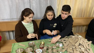 Студенти вінницького коледжу виготовляють окопні свічки