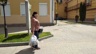 "Стало страшно": розповідь переселенки з Донецької області, що евакуювалася до Сум та прийшла отримати допомогу