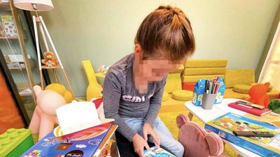 Додому повернули дівчинку, яку бельгійський суд відібрав у матері