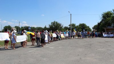 Дорогу на курортний Генічеськ втретє перекривали жителі Херсонщини Дорогу на курортний Генічеськ втретє перекривали жителі Херсонщини