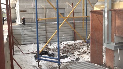 Залишки балкону харківського художнього музею почали демонтувати Залишки балкону харківського художнього музею почали демонтувати