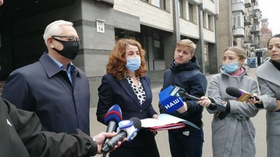 Депутати принесли до КС заяву із закликом звільнити суддів Депутати принесли до КС заяву із закликом звільнити суддів