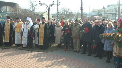 Покладанням квітів та молебнем у Миколаєві вшанували пам’ять героїв Небесної сотні Покладанням квітів та молебнем у Миколаєві вшанували пам’ять героїв Небесної сотні