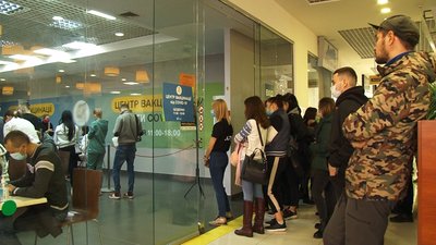 Збираються черги: у центрі вакцинації в Черкасах щодня щеплюють близько 400 охочих Збираються черги: у центрі вакцинації в Черкасах щодня щеплюють близько 400 охочих