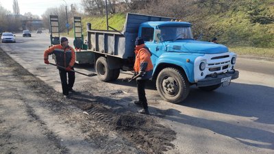 У Луцьку розпочали аварійний ремонт доріг У Луцьку розпочали аварійний ремонт доріг