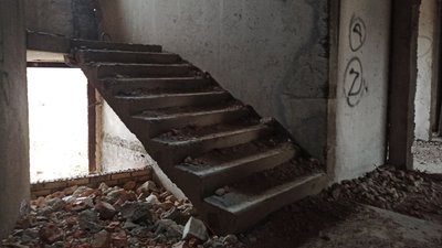 Входи до кропивницької недобудови, на якій торік загинула школярка, закладуть цеглою Входи до кропивницької недобудови, на якій торік загинула школярка, закладуть цеглою