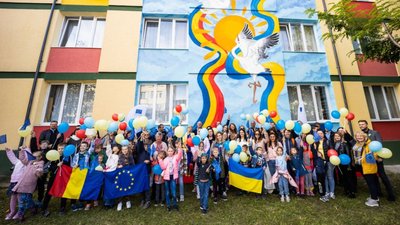 Малюнок дівчинки з Одещини прикрасив стіну Національного коледжу в Сучаві Малюнок дівчинки з Одещини прикрасив стіну Національного коледжу в Сучаві