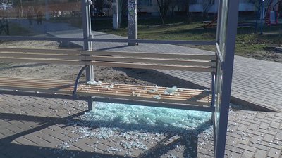 У Миколаєві розбили скло на двох зупинках громадського транспорту