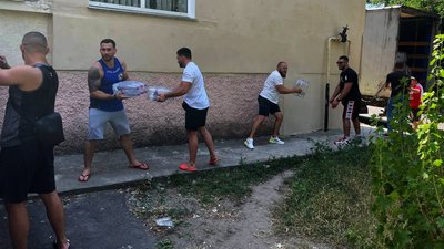 Привезли допомогу. Волонтери з Буковини роздали миколаївцям 24 тони бутильованої води Привезли допомогу. Волонтери з Буковини роздали миколаївцям 24 тони бутильованої води
