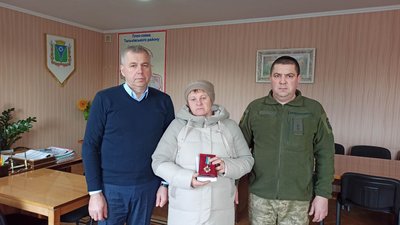 Черкаського військового посмертно нагородили орденом. Відзнаку вручили його матері