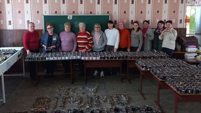Пенсіонери, школярі та вчителі у Сумах в школі №1 допомагають ЗСУ
