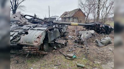 Залишки українського танку Віталія Божка в Лукашівці на Чернігівщині Залишки українського танку Віталія Божка в Лукашівці на Чернігівщині