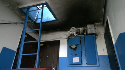 Наслідки пожежі в щитовій в будинку за адресою Мстиславська, 171 у Чернігові Наслідки пожежі в щитовій в будинку за адресою Мстиславська, 171 у Чернігові
