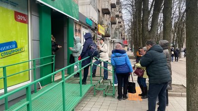 Ліки з 1 квітня відпускатимуть за електронними рецептами: біля аптек Дніпра утворилися черги Ліки з 1 квітня відпускатимуть за електронними рецептами: біля аптек Дніпра утворилися черги