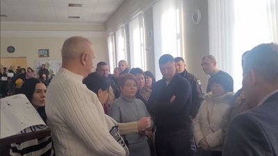 У Ромнах депутатів не випускали із сесійної зали: що сталося