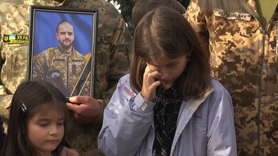 У Долині на Прикарпатті попрощалися із загиблим азовцем Тарасом Лаврівим У Долині на Прикарпатті попрощалися із загиблим азовцем Тарасом Лаврівим