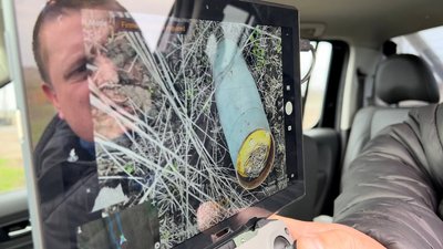 Досліджують кожен метр землі. На Миколаївщині волонтери Червоного Хреста обстежують територію для розмінування Досліджують кожен метр землі. На Миколаївщині волонтери Червоного Хреста обстежують територію для розмінування
