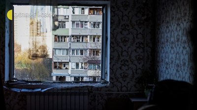 У Святошинському районі Києва уламки снаряду влучили в житловий будинок. ФОТО У Святошинському районі Києва уламки снаряду влучили в житловий будинок. ФОТО