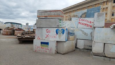 У Харкові попри ракетні обстріли центру планують відновити намет "Все для перемоги" У Харкові попри ракетні обстріли центру планують відновити намет "Все для перемоги"