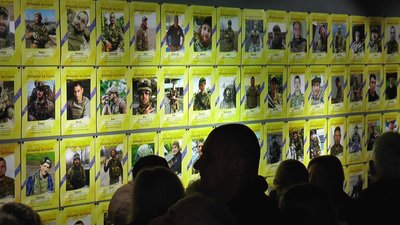 "Міцніші за сталь": у Львові відкрили виставку, присвячену загиблим захисникам Маріуполя