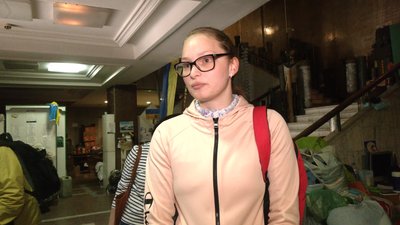 Жінка принесла їжу та одяг для жителів Херсонщини Жінка принесла їжу та одяг для жителів Херсонщини