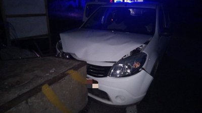 ДТП на Черкащині: чоловік в'їхав у блокпост і потрапив до лікарні