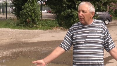 Асфальт довкола озера побитий Асфальт довкола озера побитий