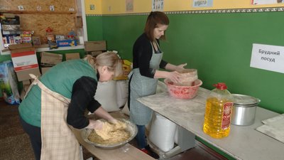 У школі та дитсадку на Рівненщині печуть пасочки для бійців та переселенців