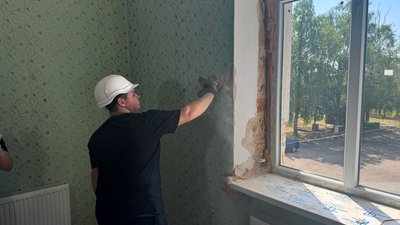 На Кіровоградщині 30 юнаків і дівчат з різних областей відновлюють молодіжний простір в селі На Кіровоградщині 30 юнаків і дівчат з різних областей відновлюють молодіжний простір в селі
