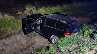 У Новоукраїнському районі Кіровоградщини машина злетіла з дороги. Водія госпіталізували