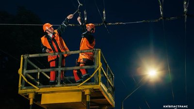 У Києві відновлюють пошкоджену через обстріли тролейбусну контактну мережу