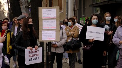 Франківці виступили проти засклення колонади готелю Дністер Франківці виступили проти засклення колонади готелю Дністер
