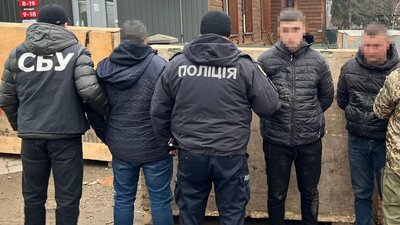 Затримання, підозрювані, переправлення за кордон, поліція
