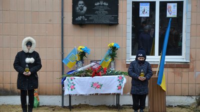 На Полтавщині встановили меморіальну дошку у пам’ять про загиблого воїна Анатолія Плетюха На Полтавщині встановили меморіальну дошку у пам’ять про загиблого воїна Анатолія Плетюха