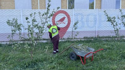 Прибирання наслідків влучання безпілотника в Салтівському районі