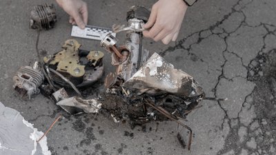 Уламки російського дрона в Київському районі Харкова, 16 квітня 2026 року