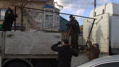 У Луцьку третя спроба демонтажу паркану навколо Центрального ринку У Луцьку третя спроба демонтажу паркану навколо Центрального ринку