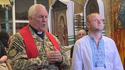 Священники з рятувального судна "Сапфір" провели молебень за Україну Священники з рятувального судна "Сапфір" провели молебень за Україну